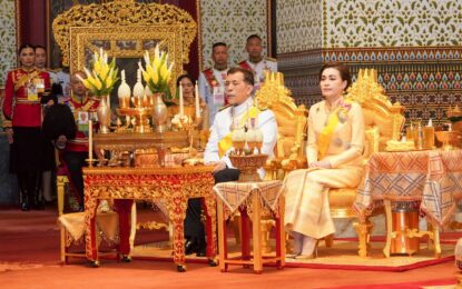 พระบาทสมเด็จพระเจ้าอยู่หัว และสมเด็จพระนางเจ้า ฯ พระบรมราชินี เสด็จพระราชดำเนินไปทรงบำเพ็ญพระราชกุศลทักษิณานุปทาน ในการพระราชพิธีฉัตรมงคล พุทธศักราช ๒๕๖๘