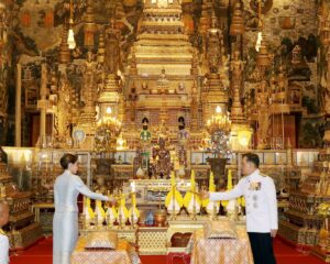 พระบาทสมเด็จพระเจ้าอยู่หัว และสมเด็จพระนางเจ้า ฯ พระบรมราชินี เสด็จพระราชดำเนินไปในการพระราชพิธีพืชมงคล พุทธศักราช ๒๕๖๘ ณ พระอุโบสถวัดพระศรีรัตนศาสดาราม ในพระบรมมหาราชวัง