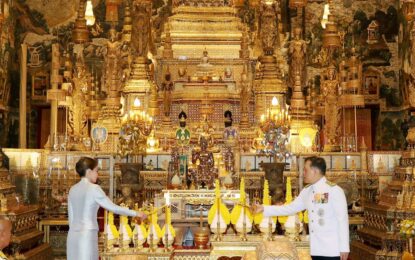 พระบาทสมเด็จพระเจ้าอยู่หัว และสมเด็จพระนางเจ้า ฯ พระบรมราชินี เสด็จพระราชดำเนินไปในการพระราชพิธีพืชมงคล พุทธศักราช ๒๕๖๘ ณ พระอุโบสถวัดพระศรีรัตนศาสดาราม ในพระบรมมหาราชวัง