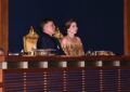 พระบาทสมเด็จพระเจ้าอยู่หัว และสมเด็จพระนางเจ้า ฯ พระบรมราชินี เสด็จพระราชดำเนินไปทอดพระเนตรการแสดง “แซ่ซ้องทศมสยามินทร์ นาฏศิลป์ไทย – ตะวันตก (East Meets West Celebrating His Majesty the King’s Jubilee)” ณ โรงละครอักษรา เขตราชเทวี กรุงเทพมหานคร โดยมี หม่อมราชวงศ์ปรีดิยาธร เทวกุล ประธานที่ปรึกษาคณะกรรมการจัดงาน นายพิจิตต รัตตกุล ผู้แทนนักเรียนเก่ามหาวิทยาลัยบริคัม ยังก์ Elder Kelly Johnson ที่ปรึกษาฝ่ายประธานภาคเอเชียศาสนจักรของพระเยซูคริสต์แห่งวิสุทธิชนยุคสุดท้าย Mr. Steven Hafen รองอธิการบดีมหาวิทยาลัยบริคัม ยังก์ หม่อมราชวงศ์เบญจาภา ไกรฤกษ์ ประธานจัดงาน ฯ พร้อมคณะกรรมการ ฯ เฝ้า ฯ รับเสด็จ
