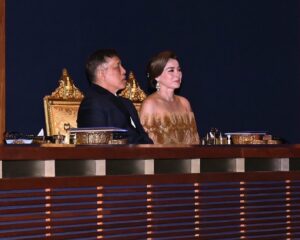 พระบาทสมเด็จพระเจ้าอยู่หัว และสมเด็จพระนางเจ้า ฯ พระบรมราชินี เสด็จพระราชดำเนินไปทอดพระเนตรการแสดง “แซ่ซ้องทศมสยามินทร์ นาฏศิลป์ไทย – ตะวันตก (East Meets West Celebrating His Majesty the King’s Jubilee)” ณ โรงละครอักษรา เขตราชเทวี กรุงเทพมหานคร โดยมี หม่อมราชวงศ์ปรีดิยาธร เทวกุล ประธานที่ปรึกษาคณะกรรมการจัดงาน นายพิจิตต รัตตกุล ผู้แทนนักเรียนเก่ามหาวิทยาลัยบริคัม ยังก์ Elder Kelly Johnson ที่ปรึกษาฝ่ายประธานภาคเอเชียศาสนจักรของพระเยซูคริสต์แห่งวิสุทธิชนยุคสุดท้าย Mr. Steven Hafen รองอธิการบดีมหาวิทยาลัยบริคัม ยังก์ หม่อมราชวงศ์เบญจาภา ไกรฤกษ์ ประธานจัดงาน ฯ พร้อมคณะกรรมการ ฯ เฝ้า ฯ รับเสด็จ