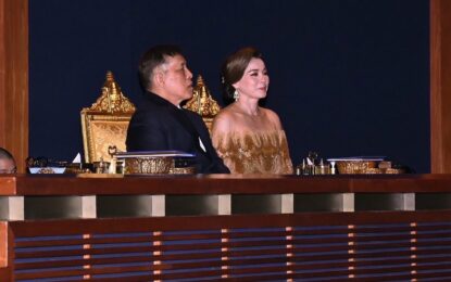 พระบาทสมเด็จพระเจ้าอยู่หัว และสมเด็จพระนางเจ้า ฯ พระบรมราชินี เสด็จพระราชดำเนินไปทอดพระเนตรการแสดง “แซ่ซ้องทศมสยามินทร์ นาฏศิลป์ไทย – ตะวันตก (East Meets West Celebrating His Majesty the King’s Jubilee)” ณ โรงละครอักษรา เขตราชเทวี กรุงเทพมหานคร โดยมี หม่อมราชวงศ์ปรีดิยาธร เทวกุล ประธานที่ปรึกษาคณะกรรมการจัดงาน นายพิจิตต รัตตกุล ผู้แทนนักเรียนเก่ามหาวิทยาลัยบริคัม ยังก์ Elder Kelly Johnson ที่ปรึกษาฝ่ายประธานภาคเอเชียศาสนจักรของพระเยซูคริสต์แห่งวิสุทธิชนยุคสุดท้าย Mr. Steven Hafen รองอธิการบดีมหาวิทยาลัยบริคัม ยังก์ หม่อมราชวงศ์เบญจาภา ไกรฤกษ์ ประธานจัดงาน ฯ พร้อมคณะกรรมการ ฯ เฝ้า ฯ รับเสด็จ