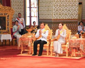 ในหลวง – พระราชินี เสด็จพระราชดำเนินไปในการพระราชพิธีฉัตรมงคล พุทธศักราช ๒๕๖๘  ณ พระที่นั่งอมรินทรวินิจฉัย พระบรมมหาราชวัง