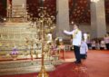 พระบาทสมเด็จพระเจ้าอยู่หัว และสมเด็จพระนางเจ้า ฯ พระบรมราชินี เสด็จพระราชดำเนินโดยรถยนต์พระที่นั่ง พร้อมด้วยสมเด็จพระเจ้าลูกเธอ เจ้าฟ้าสิริวัณณวรี นารีรัตนราชกัญญา ไปในการพระราชพิธีฉัตรมงคล พุทธศักราช ๒๕๖๘ ณ พระที่นั่งอมรินทรวินิจฉัย พระบรมมหาราชวัง