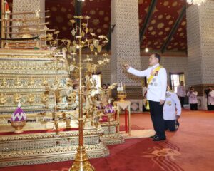 พระบาทสมเด็จพระเจ้าอยู่หัว และสมเด็จพระนางเจ้า ฯ พระบรมราชินี เสด็จพระราชดำเนินโดยรถยนต์พระที่นั่ง พร้อมด้วยสมเด็จพระเจ้าลูกเธอ เจ้าฟ้าสิริวัณณวรี นารีรัตนราชกัญญา ไปในการพระราชพิธีฉัตรมงคล พุทธศักราช ๒๕๖๘ ณ พระที่นั่งอมรินทรวินิจฉัย พระบรมมหาราชวัง