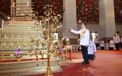 พระบาทสมเด็จพระเจ้าอยู่หัว และสมเด็จพระนางเจ้า ฯ พระบรมราชินี เสด็จพระราชดำเนินโดยรถยนต์พระที่นั่ง พร้อมด้วยสมเด็จพระเจ้าลูกเธอ เจ้าฟ้าสิริวัณณวรี นารีรัตนราชกัญญา ไปในการพระราชพิธีฉัตรมงคล พุทธศักราช ๒๕๖๘ ณ พระที่นั่งอมรินทรวินิจฉัย พระบรมมหาราชวัง