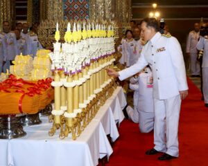 พระบาทสมเด็จพระเจ้าอยู่หัว และสมเด็จพระนางเจ้า ฯ พระบรมราชินี เสด็จพระราชดำเนินไปในการตั้งเปรียญพระภิกษุและสามเณร เนื่องในพระราชพิธีทรงบำเพ็ญพระราชกุศลวิสาขบูชา พุทธศักราช ๒๕๖๘ ณ พระอุโบสถวัดพระศรีรัตนศาสดาราม พระบรมมหาราชวัง