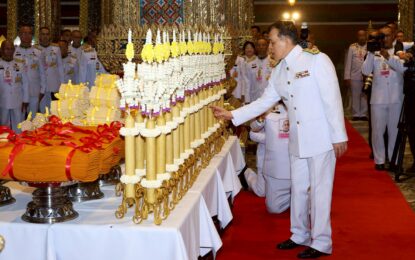พระบาทสมเด็จพระเจ้าอยู่หัว และสมเด็จพระนางเจ้า ฯ พระบรมราชินี เสด็จพระราชดำเนินไปในการตั้งเปรียญพระภิกษุและสามเณร เนื่องในพระราชพิธีทรงบำเพ็ญพระราชกุศลวิสาขบูชา พุทธศักราช ๒๕๖๘ ณ พระอุโบสถวัดพระศรีรัตนศาสดาราม พระบรมมหาราชวัง