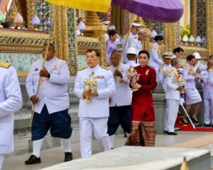 พระบาทสมเด็จพระเจ้าอยู่หัว และสมเด็จพระนางเจ้า ฯ พระบรมราชินี  เสด็จพระราชดำเนินไปในการพระราชพิธีทรงบำเพ็ญพระราชกุศลวิสาขบูชา พุทธศักราช ๒๕๖๘ ณ พระอุโบสถวัดพระศรีรัตนศาสดาราม พระบรมมหาราชวัง