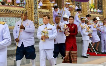 พระบาทสมเด็จพระเจ้าอยู่หัว และสมเด็จพระนางเจ้า ฯ พระบรมราชินี  เสด็จพระราชดำเนินไปในการพระราชพิธีทรงบำเพ็ญพระราชกุศลวิสาขบูชา พุทธศักราช ๒๕๖๘ ณ พระอุโบสถวัดพระศรีรัตนศาสดาราม พระบรมมหาราชวัง