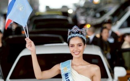 สะใจไทยแลนด์ แฟนนางงามแห่ต้อนรับ “ควีนโอปอล” Miss World 2025 คนแรกของไทย “แอสเซทไวส์” ร่วมเฟรม Congrats พร้อมประกาศลั่น! เดินหน้าหนุนวงการนางงามเต็มสูบ