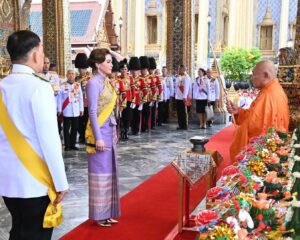 พระบาทสมเด็จพระเจ้าอยู่หัว และสมเด็จพระนางเจ้า ฯ พระบรมราชินี เสด็จพระราชดำเนินโดยรถยนต์พระที่นั่ง ไปในการพระราชพิธีเฉลิมพระชนมพรรษา สมเด็จพระนางเจ้า ฯ พระบรมราชินี ๓ มิถุนายน ๒๕๖๘ ณ พระอุโบสถวัดพระศรีรัตนศาสดาราม และพระที่นั่งอมรินทรวินิจฉัย พระบรมมหาราชวัง