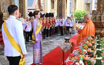 พระบาทสมเด็จพระเจ้าอยู่หัว และสมเด็จพระนางเจ้า ฯ พระบรมราชินี เสด็จพระราชดำเนินโดยรถยนต์พระที่นั่ง ไปในการพระราชพิธีเฉลิมพระชนมพรรษา สมเด็จพระนางเจ้า ฯ พระบรมราชินี ๓ มิถุนายน ๒๕๖๘ ณ พระอุโบสถวัดพระศรีรัตนศาสดาราม และพระที่นั่งอมรินทรวินิจฉัย พระบรมมหาราชวัง