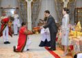 พระบาทสมเด็จพระเจ้าอยู่หัว และสมเด็จพระนางเจ้า ฯ พระบรมราชินี เสด็จออก ณ พระที่นั่งอัมพรสถาน พระราชวังดุสิต  พระราชทานพระบรมราชวโรกาสให้ ศาสตราจารย์เกียรติคุณยงยุทธ ยุทธวงศ์ นายกสภามหาวิทยาลัยเทคโนโลยีพระจอมเกล้าธนบุรี นำ คณะผู้บริหารมหาวิทยาลัย ฯ เฝ้าทูลละอองธุลีพระบาท ทูลเกล้าทูลกระหม่อมถวายปริญญาวิศวกรรมศาสตรดุษฎีบัณฑิตกิตติมศักดิ์ สาขาวิชาวิศวกรรมเครื่องกล พร้อมครุยวิทยฐานะ และหุ่นจำลองเครื่องบินขับไล่สมรรถนะสูง “เอฟ ห้าอี” (F-5E) บรรจุในกล่องอะคริลิกใส แด่ พระบาทสมเด็จพระเจ้าอยู่หัว และทูลเกล้าทูลกระหม่อมถวายปริญญาปรัชญาดุษฎีบัณฑิตกิตติมศักดิ์ สาขาวิชาภาษาศาสตร์ประยุกต์ พร้อมครุยวิทยฐานะ และผ้าซิ่นไทยวน (ไท-ยวน)  บรรจุในกล่องผ้าไหมสีม่วง  แด่ สมเด็จพระนางเจ้า ฯ พระบรมราชินี