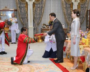 พระบาทสมเด็จพระเจ้าอยู่หัว และสมเด็จพระนางเจ้า ฯ พระบรมราชินี เสด็จออก ณ พระที่นั่งอัมพรสถาน พระราชวังดุสิต  พระราชทานพระบรมราชวโรกาสให้ ศาสตราจารย์เกียรติคุณยงยุทธ ยุทธวงศ์ นายกสภามหาวิทยาลัยเทคโนโลยีพระจอมเกล้าธนบุรี นำ คณะผู้บริหารมหาวิทยาลัย ฯ เฝ้าทูลละอองธุลีพระบาท ทูลเกล้าทูลกระหม่อมถวายปริญญาวิศวกรรมศาสตรดุษฎีบัณฑิตกิตติมศักดิ์ สาขาวิชาวิศวกรรมเครื่องกล พร้อมครุยวิทยฐานะ และหุ่นจำลองเครื่องบินขับไล่สมรรถนะสูง “เอฟ ห้าอี” (F-5E) บรรจุในกล่องอะคริลิกใส แด่ พระบาทสมเด็จพระเจ้าอยู่หัว และทูลเกล้าทูลกระหม่อมถวายปริญญาปรัชญาดุษฎีบัณฑิตกิตติมศักดิ์ สาขาวิชาภาษาศาสตร์ประยุกต์ พร้อมครุยวิทยฐานะ และผ้าซิ่นไทยวน (ไท-ยวน)  บรรจุในกล่องผ้าไหมสีม่วง  แด่ สมเด็จพระนางเจ้า ฯ พระบรมราชินี