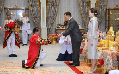 พระบาทสมเด็จพระเจ้าอยู่หัว และสมเด็จพระนางเจ้า ฯ พระบรมราชินี เสด็จออก ณ พระที่นั่งอัมพรสถาน พระราชวังดุสิต  พระราชทานพระบรมราชวโรกาสให้ ศาสตราจารย์เกียรติคุณยงยุทธ ยุทธวงศ์ นายกสภามหาวิทยาลัยเทคโนโลยีพระจอมเกล้าธนบุรี นำ คณะผู้บริหารมหาวิทยาลัย ฯ เฝ้าทูลละอองธุลีพระบาท ทูลเกล้าทูลกระหม่อมถวายปริญญาวิศวกรรมศาสตรดุษฎีบัณฑิตกิตติมศักดิ์ สาขาวิชาวิศวกรรมเครื่องกล พร้อมครุยวิทยฐานะ และหุ่นจำลองเครื่องบินขับไล่สมรรถนะสูง “เอฟ ห้าอี” (F-5E) บรรจุในกล่องอะคริลิกใส แด่ พระบาทสมเด็จพระเจ้าอยู่หัว และทูลเกล้าทูลกระหม่อมถวายปริญญาปรัชญาดุษฎีบัณฑิตกิตติมศักดิ์ สาขาวิชาภาษาศาสตร์ประยุกต์ พร้อมครุยวิทยฐานะ และผ้าซิ่นไทยวน (ไท-ยวน)  บรรจุในกล่องผ้าไหมสีม่วง  แด่ สมเด็จพระนางเจ้า ฯ พระบรมราชินี