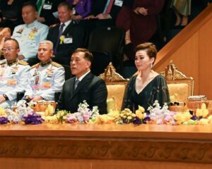 พระบาทสมเด็จพระเจ้าอยู่หัว และสมเด็จพระนางเจ้า ฯ พระบรมราชินี เสด็จพระราชดำเนินโดยรถยนต์พระที่นั่ง ไปทอดพระเนตรการแสดงดนตรีของวงดุริยางค์ราชนาวิกโยธินในสมเด็จพระเจ้าชาลส์ที่ ๓ แห่งสหราชอาณาจักร (His Majesty King Charles’ Royal Marines) ณ หอประชุมนวมภูมินทร์ อาคารนวมภูมินทร์ วชิราวุธวิทยาลัย เขตดุสิต กรุงเทพมหานคร