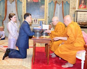 พระบาทสมเด็จพระเจ้าอยู่หัว และสมเด็จพระนางเจ้า ฯ พระบรมราชินี เสด็จออก ณ พระที่นั่งอัมพรสถาน พระราชวังดุสิต พระราชทานพระบรมราชวโรกาสให้ สมเด็จพระอริยวงศาคตญาณ สมเด็จพระสังฆราช สกลมหาสังฆปริณายก พร้อมด้วยคณะ เฝ้า และเฝ้าทูลละอองธุลีพระบาท ถวายเหรียญพระบรมรูปพระบาทสมเด็จพระเจ้าอยู่หัว เนื่องในโอกาสพระราชพิธีมหามงคลเฉลิมพระชนมพรรษา ๖ รอบ ๒๘ กรกฎาคม ๒๕๖๗ เนื้อทองคำ และเนื้อเงิน แด่ พระบาทสมเด็จพระเจ้าอยู่หัว และสมเด็จพระนางเจ้า ฯ พระบรมราชินี กับถวายเหรียญเนื้อทองแดง สำหรับพระราชทานตามพระราชอัธยาศัย และพระราชทานให้แก่ข้าราชการ ทหาร ตำรวจ พุทธศาสนิกชน และประชาชน
