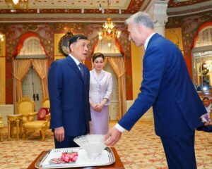 พระบาทสมเด็จพระเจ้าอยู่หัว และสมเด็จพระนางเจ้า ฯ พระบรมราชินี  พระราชทานพระบรมราชวโรกาสให้ นายยาโรสลัฟ เอาต์ (Mr. Jaroslav Auxt) เอกอัครราชทูตสาธารณรัฐสโลวักประจำประเทศไทย  ซึ่งพระราชทานพระบรมราชวโรกาสให้เข้าเฝ้าทูลละอองธุลีพระบาท ถวายอักษรสาส์นตราตั้ง เมื่อวันที่ ๔ พฤศจิกายน ๒๕๖๔ เฝ้าทูลละอองธุลีพระบาท กราบบังคมทูลลา ในโอกาสที่จะพ้นจากหน้าที่