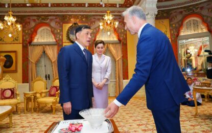 พระบาทสมเด็จพระเจ้าอยู่หัว และสมเด็จพระนางเจ้า ฯ พระบรมราชินี  พระราชทานพระบรมราชวโรกาสให้ นายยาโรสลัฟ เอาต์ (Mr. Jaroslav Auxt) เอกอัครราชทูตสาธารณรัฐสโลวักประจำประเทศไทย  ซึ่งพระราชทานพระบรมราชวโรกาสให้เข้าเฝ้าทูลละอองธุลีพระบาท ถวายอักษรสาส์นตราตั้ง เมื่อวันที่ ๔ พฤศจิกายน ๒๕๖๔ เฝ้าทูลละอองธุลีพระบาท กราบบังคมทูลลา ในโอกาสที่จะพ้นจากหน้าที่