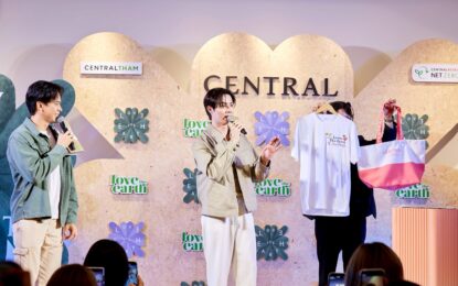 “ห้างเซ็นทรัลและห้างโรบินสัน ในเครือเซ็นทรัล รีเทล” แท็กทีมหนุ่ม “ซี – พฤกษ์’ ชวนเอฟซีและคนหัวใจรักษ์โลก ร่วมภารกิจประมูลเสื้อรักษ์โลกสุดลิมิเต็ด ในแคมเปญ “CENTRAL / ROBINSON LOVE THE EARTH 2025” รายได้ทั้งหมดมอบให้กรุงเทพมหานคร และกรมป่าไม้ เพื่อสนับสนุนการแก้ไขปัญหาสิ่งแวดล้อมอย่างยั่งยืน