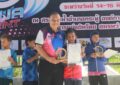 เรวัตฯ นายก อบจ.ภูเก็ต ร่วมมอบถ้วยรางวัลการแข่งขันว่ายน้ำ “PHC AQUA SPRINT 2025”
