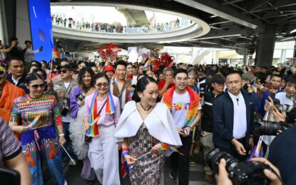 ส่องสีสัน  “Born This Way” แซ่บ ซี๊ด พริกทุกสวนมารวมกันที่นี่ “Bangkok Pride Festival 2025” ปี 4 จัดเต็มทุกมิติสีรุ้ง “LGBTQIAN+” นับแสนคนร่วมบันทึกประวัติศาสตร์ “ธงอัตลักษณ์” ยาว 200 เมตร