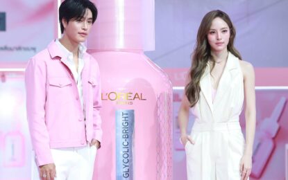 ณิชา-เจมีไนน์ เผยความลับความกระจ่างใสจาก L’Oreal Paris ด้วย “Glycolic Bright Exfoliant Pee!” พีลลิ่งมาส์กชมพู ณ พาร์ค พารากอน