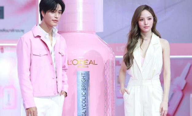 ณิชา-เจมีไนน์ เผยความลับความกระจ่างใสจาก L’Oreal Paris ด้วย “Glycolic Bright Exfoliant Pee!” พีลลิ่งมาส์กชมพู ณ พาร์ค พารากอน