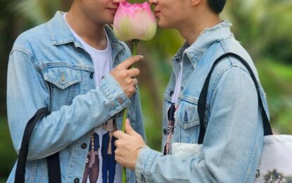“เล้ง-แสตมป์” พร้อมแฟนคลับสุดอบอุ่น ร่วมทริปตามรอยซีรีส์ “ลอยแก้ว First Love” สัมผัสเสน่ห์เมืองเพชรบุรี