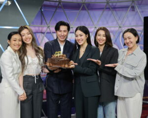 “หลิง – ออม” หอบเค้กเซอร์ไพรส์วันเกิด “พี่หนุ่ม กรรชัย” กลางรายการสด “เที่ยงวันทันเหตุการณ์”