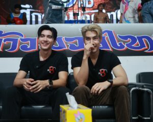 “ภณ – อ๋อง” ควงคู่เปิดประสบการณ์ครั้งแรก! ตื่นเต้นดูมวยสดติดขอบ “เวทีมวยสนามอ้อมน้อย”