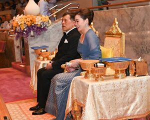 พระบาทสมเด็จพระเจ้าอยู่หัว และสมเด็จพระนางเจ้า ฯ พระบรมราชินี เสด็จพระราชดำเนินโดยรถยนต์พระที่นั่ง จากพระที่นั่งอัมพรสถาน พระราชวังดุสิต ไปทอดพระเนตรการแสดงคอนเสิร์ตทัพฟ้าคู่ไทยเพื่อ “ชัยพัฒนา” ครั้งที่ ๑๖ ณ หอประชุมใหญ่ ศูนย์วัฒนธรรมแห่งประเทศไทย เขตห้วยขวาง กรุงเทพมหานคร โดยมี  พลอากาศเอก พันธ์ภักดี  พัฒนกุล ผู้บัญชาการทหารอากาศ  นายเทอดศักดิ์  บุณยขจร รองเลขาธิการมูลนิธิชัยพัฒนา พร้อมด้วยคณะกรรมการจัดการแสดงคอนเสิร์ตทัพฟ้าคู่ไทยเพื่อ “ชัยพัฒนา” ครั้งที่ ๑๖ เฝ้าทูลละอองธุลีพระบาทรับเสด็จ