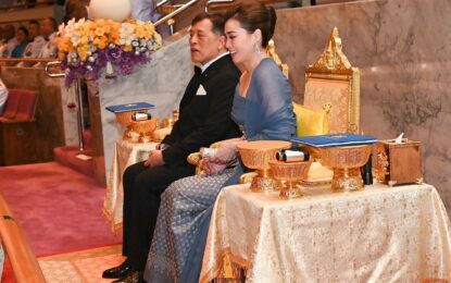 พระบาทสมเด็จพระเจ้าอยู่หัว และสมเด็จพระนางเจ้า ฯ พระบรมราชินี เสด็จพระราชดำเนินโดยรถยนต์พระที่นั่ง จากพระที่นั่งอัมพรสถาน พระราชวังดุสิต ไปทอดพระเนตรการแสดงคอนเสิร์ตทัพฟ้าคู่ไทยเพื่อ “ชัยพัฒนา” ครั้งที่ ๑๖ ณ หอประชุมใหญ่ ศูนย์วัฒนธรรมแห่งประเทศไทย เขตห้วยขวาง กรุงเทพมหานคร โดยมี  พลอากาศเอก พันธ์ภักดี  พัฒนกุล ผู้บัญชาการทหารอากาศ  นายเทอดศักดิ์  บุณยขจร รองเลขาธิการมูลนิธิชัยพัฒนา พร้อมด้วยคณะกรรมการจัดการแสดงคอนเสิร์ตทัพฟ้าคู่ไทยเพื่อ “ชัยพัฒนา” ครั้งที่ ๑๖ เฝ้าทูลละอองธุลีพระบาทรับเสด็จ