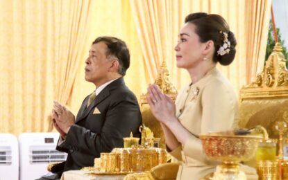 ในหลวง-พระราชินี ทรงเปิดป้ายชื่ออุโบสถกลางน้ำ “ทศมราชบพิตรปุณฑริกาคารสีมา” และถวายพระพุทธนวราชบพิตร  วัดป่านาโสกฮัง