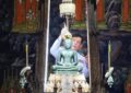 พระบาทสมเด็จพระเจ้าอยู่หัว และสมเด็จพระนางเจ้า ฯ พระบรมราชินี เสด็จพระราชดำเนินไปทรงเปลี่ยนเครื่องทรงฤดูร้อนเป็นเครื่องทรงฤดูฝน ถวายพระพุทธมหามณีรัตนปฏิมากร ณ พระอุโบสถวัดพระศรีรัตนศาสดาราม พระบรมมหาราชวัง