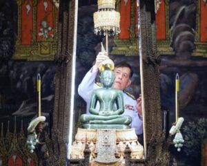 พระบาทสมเด็จพระเจ้าอยู่หัว และสมเด็จพระนางเจ้า ฯ พระบรมราชินี เสด็จพระราชดำเนินไปทรงเปลี่ยนเครื่องทรงฤดูร้อนเป็นเครื่องทรงฤดูฝน ถวายพระพุทธมหามณีรัตนปฏิมากร ณ พระอุโบสถวัดพระศรีรัตนศาสดาราม พระบรมมหาราชวัง
