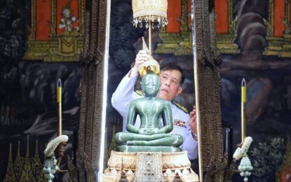 พระบาทสมเด็จพระเจ้าอยู่หัว และสมเด็จพระนางเจ้า ฯ พระบรมราชินี เสด็จพระราชดำเนินไปทรงเปลี่ยนเครื่องทรงฤดูร้อนเป็นเครื่องทรงฤดูฝน ถวายพระพุทธมหามณีรัตนปฏิมากร ณ พระอุโบสถวัดพระศรีรัตนศาสดาราม พระบรมมหาราชวัง