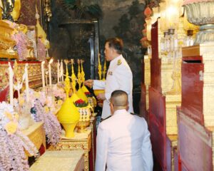 พระบาทสมเด็จพระเจ้าอยู่หัว และสมเด็จพระนางเจ้า ฯ พระบรมราชินี เสด็จพระราชดำเนินไปในการพระราชพิธีทรงบำเพ็ญพระราชกุศล เนื่องในเทศกาลเข้าพรรษา พุทธศักราช ๒๕๖๘ ณ วัดบวรนิเวศวิหาร เขตพระนคร กรุงเทพมหานคร
