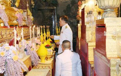 พระบาทสมเด็จพระเจ้าอยู่หัว และสมเด็จพระนางเจ้า ฯ พระบรมราชินี เสด็จพระราชดำเนินไปในการพระราชพิธีทรงบำเพ็ญพระราชกุศล เนื่องในเทศกาลเข้าพรรษา พุทธศักราช ๒๕๖๘ ณ วัดบวรนิเวศวิหาร เขตพระนคร กรุงเทพมหานคร