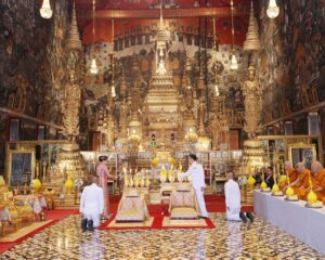 พระบาทสมเด็จพระเจ้าอยู่หัว และสมเด็จพระนางเจ้า ฯ พระบรมราชินี เสด็จพระราชดำเนินไปในการพระราชพิธีทรงบำเพ็ญพระราชกุศล เนื่องในวันอาสาฬหบูชา พุทธศักราช ๒๕๖๘ ณ พระอุโบสถวัดพระศรีรัตนศาสดาราม พระบรมมหาราชวัง