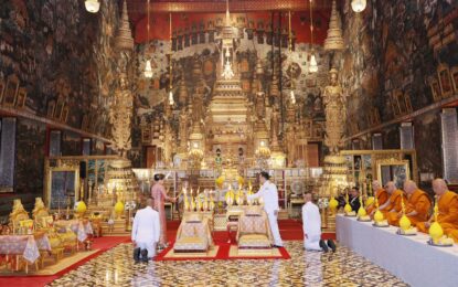 พระบาทสมเด็จพระเจ้าอยู่หัว และสมเด็จพระนางเจ้า ฯ พระบรมราชินี เสด็จพระราชดำเนินไปในการพระราชพิธีทรงบำเพ็ญพระราชกุศล เนื่องในวันอาสาฬหบูชา พุทธศักราช ๒๕๖๘ ณ พระอุโบสถวัดพระศรีรัตนศาสดาราม พระบรมมหาราชวัง