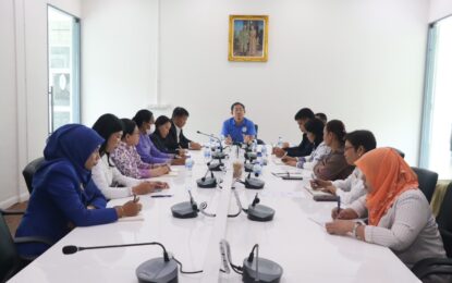 เรวัตฯ นายก อบจ.ภูเก็ต มอบหมายให้ รองนายก อบจ.ภูเก็ต ประชุมวางแนวทางพัฒนาการศึกษาภาษาอังกฤษในโรงเรียนสังกัด