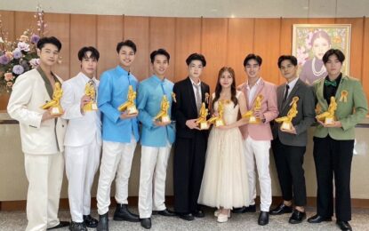 มูลนิธิต้นบุญ วิสาขา มอบรางวัล “แม่ดีเด่น”  “คนบันเทิง” พาเหรดเข้ารับรางวัลหลายสาขา