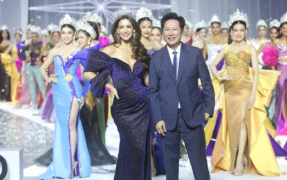 อลังการงานผ้า! 77สาวงาม MUT2025 : อวดโฉมชุดไทย – มงกุฎประจำจังหวัด “บอสณวัฒน์” ประกาศหาผู้หญิงสวย ทรงคุณค่าภายใต้มาตรฐาน 3 E  ซีนประวัติศาสตร์ “นาตาลี เกลโบว่า” ผู้เชิญมงกุฎ “MIss Universe Thailand 2025”