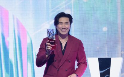 ที่สุดแห่งปี “หนุ่ม กรรชัย – เชอรี่” คว้ารางวัลเกียรติยศ จากเวที “FEED X KHAOSOD AWARDS 2025” “ลีน่า – หมิว” ควงคู่ “สมิธ – BLYSS” เรียกเสียงกรี๊ดสนั่นฮอลล์!