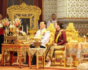 พระบาทสมเด็จพระเจ้าอยู่หัว และสมเด็จพระนางเจ้า ฯ พระบรมราชินี เสด็จพระราชดำเนินไปในการพระราชพิธีทรงบำเพ็ญพระราชกุศลอภิลักขิตสมัยวันคล้ายวันพระบรมราชสมภพพระบาทสมเด็จพระปรเมนทรมหาอานันทมหิดล พระอัฐมรามาธิบดินทร ครบ ๑๐๐ ปี พุทธศักราช ๒๕๖๘ ณ พระที่นั่งอมรินทรวินิจฉัย พระบรมมหาราชวัง