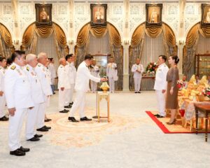 พระบาทสมเด็จพระเจ้าอยู่หัว และสมเด็จพระนางเจ้า ฯ พระบรมราชินี เสด็จออก ณ พระที่นั่งอัมพรสถาน พระราชวังดุสิต พระราชทานพระบรมราชวโรกาสให้ นายอนุทิน ชาญวีรกูล นายกรัฐมนตรี นำ คณะรัฐมนตรี ซึ่งทรงพระกรุณาโปรดเกล้าโปรดกระหม่อมแต่งตั้ง เฝ้าทูลละอองธุลีพระบาท ถวายสัตย์ปฏิญาณก่อนเข้ารับหน้าที่