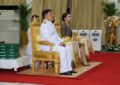 พระบาทสมเด็จพระเจ้าอยู่หัว และสมเด็จพระนางเจ้า ฯ พระบรมราชินี เสด็จพระราชดำเนินโดยรถยนต์พระที่นั่ง ไปทรงวางพวงมาลาถวายราชสักการะพระราชานุสาวรีย์สมเด็จพระมหิตลาธิเบศร อดุลยเดชวิกรม พระบรมราชชนก เนื่องใน “วันมหิดล” ประจำปี ๒๕๖๘ ณ โรงพยาบาลศิริราช เขตบางกอกน้อย กรุงเทพมหานคร