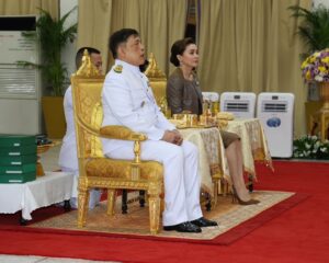 พระบาทสมเด็จพระเจ้าอยู่หัว และสมเด็จพระนางเจ้า ฯ พระบรมราชินี เสด็จพระราชดำเนินโดยรถยนต์พระที่นั่ง ไปทรงวางพวงมาลาถวายราชสักการะพระราชานุสาวรีย์สมเด็จพระมหิตลาธิเบศร อดุลยเดชวิกรม พระบรมราชชนก เนื่องใน “วันมหิดล” ประจำปี ๒๕๖๘ ณ โรงพยาบาลศิริราช เขตบางกอกน้อย กรุงเทพมหานคร
